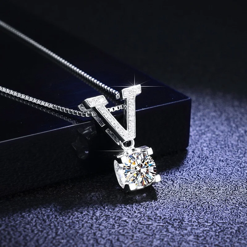 KJ007 Lefei Fashion Trend Luxury Classic Moissanite Diamondset Cow Head V Tower Necklace For Women 925 Silver Party Jewelry Gift