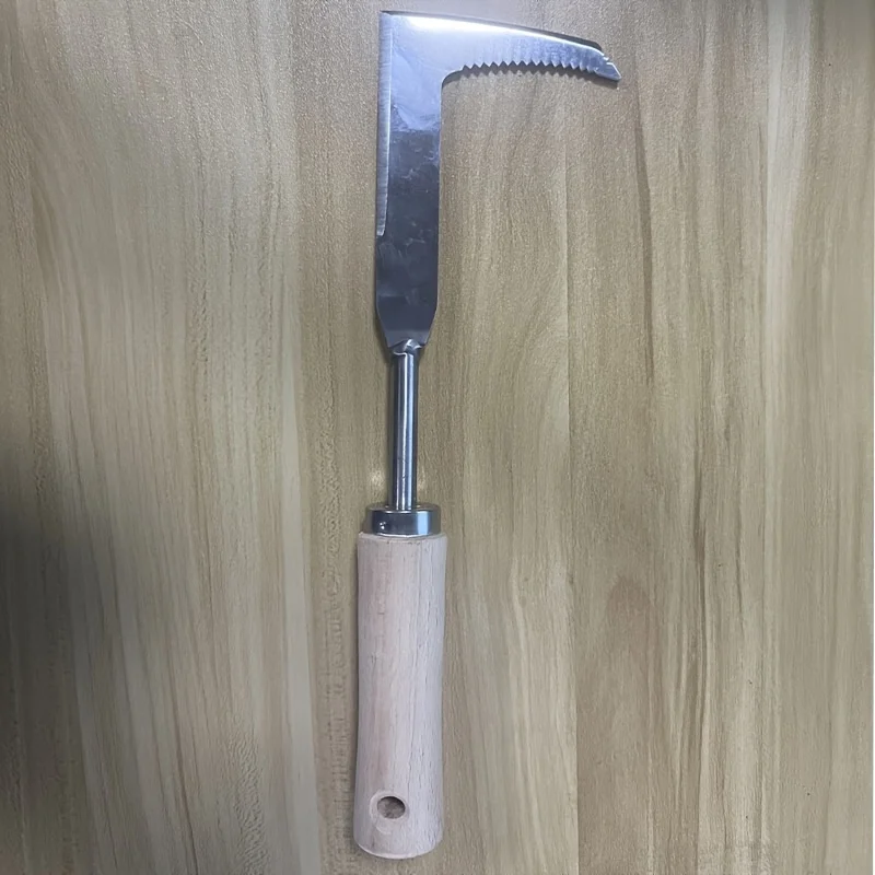 Un pezzo di sarchiatore manuale in acciaio inossidabile dotato di ingranaggi, progettato per un'efficiente mantenimento stradale e la rimozione delle erbacce.