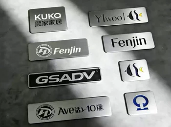 Aluminiowe tabliczki identyfikacyjne do urządzeń maszynowych; Niestandardowe tabliczki identyfikacyjne ze stali nierdzewnej; Metalowe tabliczki identyfikacyjne; Niestandardowe tabliczki identyfikacyjne z aluminium, grawerowane i drukowane sitodrukiem.