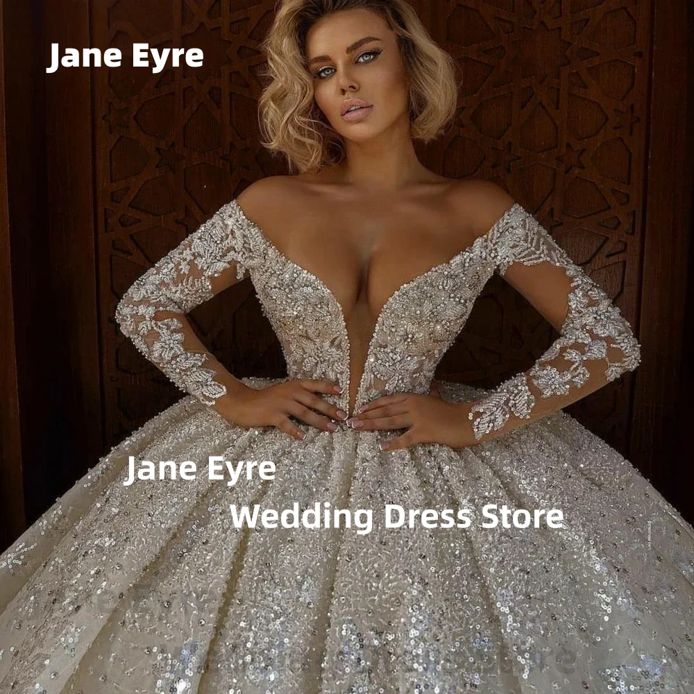 Suknia ślubna z głębokim dekoltem w serek, odkrywająca ramiona, luksusowa, zdobiona cekinami i koralikami, szyta na miarę, błyszcząca suknia balowa dla panny młodej.