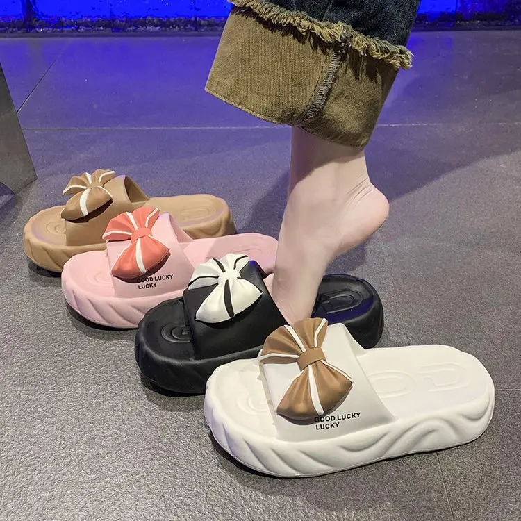 Sandal baru wanita musim panas sol tebal dalam ruangan lucu kartun gaya putri kamar mandi sandal keren ringan untuk pakaian luar