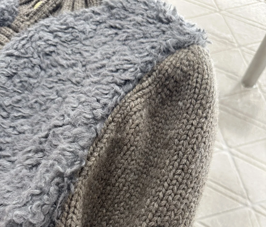 Chaqueta de plumón tejida con empalme de lana de peluche esponjoso 3D para mujer nueva moda de invierno