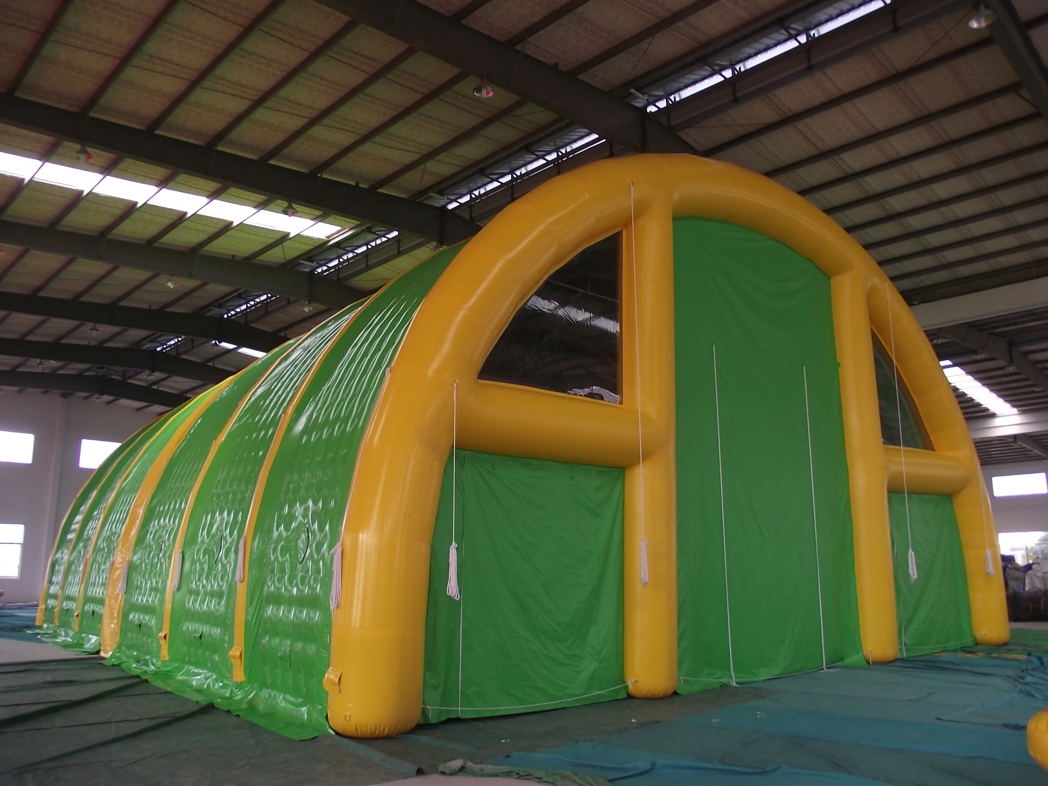 Tenda gonfiabile commerciale personalizzata con tunnel a cupola / Tende gonfiabili per tende da calcio a prezzo di fabbrica per esposizioni di feste in campeggio