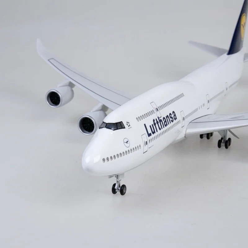 Imagem -05 - Lufthansa Avião Modelo Brinquedo Luz e Roda de Aterragem Resina Plástica Modelo Presente Companhia Aérea 747 B747 1:150