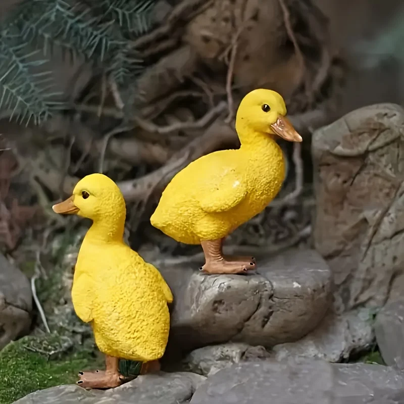 2 Stück entzückende Entenkükenfiguren aus Kunstharz – lebendige gelbe Entenstatuen für die Dekoration von Garten, Rasen und Teich im Freien