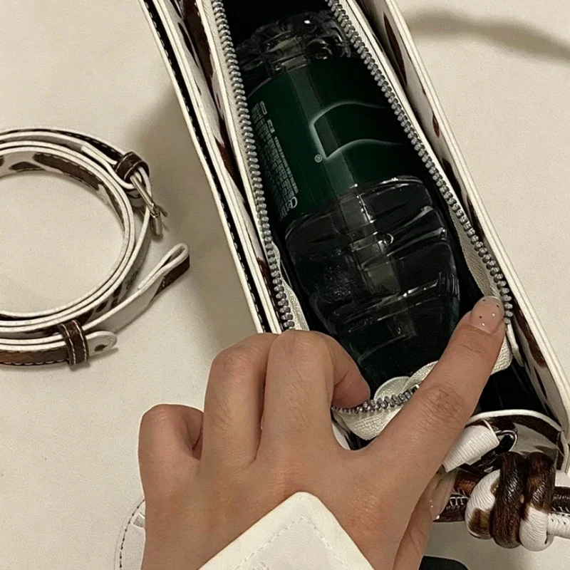 Ita-Tasche mit Kuhmuster und transparentem Sichtfenster, Damen-Umhängetasche, quadratische Handtasche mit gewelltem Rand und Anime-Knotenriemen – Detail 1