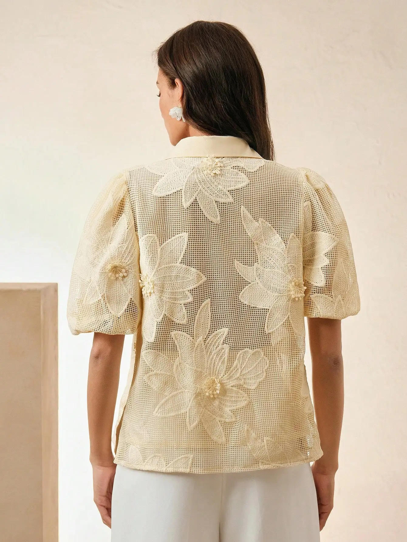 

Элегантная женская блузка с цветочным принтом и пышными рукавами для весенне-летнего отдыха на пляже