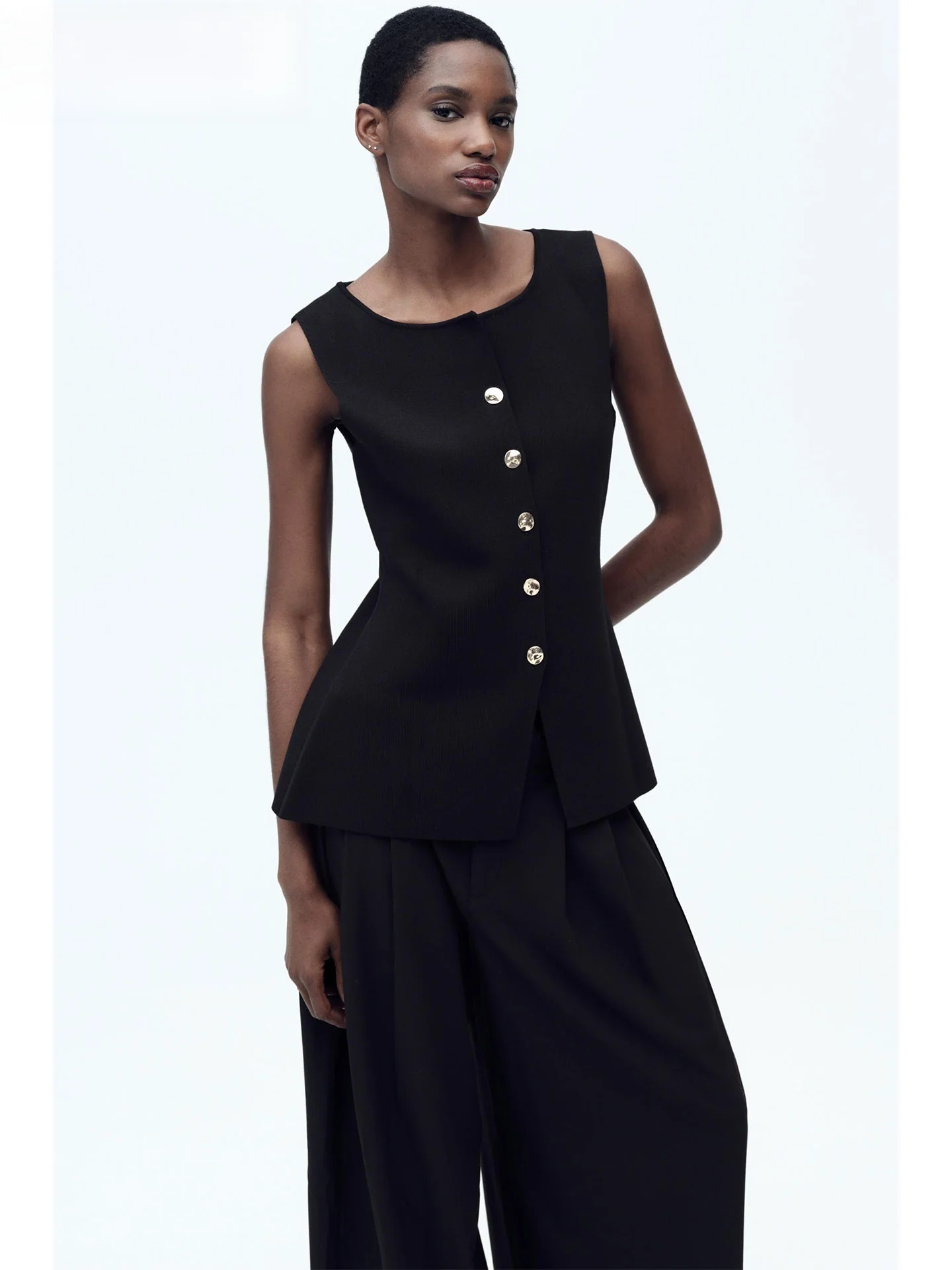 

ZAPRHA Лето 2025 г., круглый вязаный жилет Ne Svel, украшенный золотыми пуговицами, женский модный универсальный чистый топ...