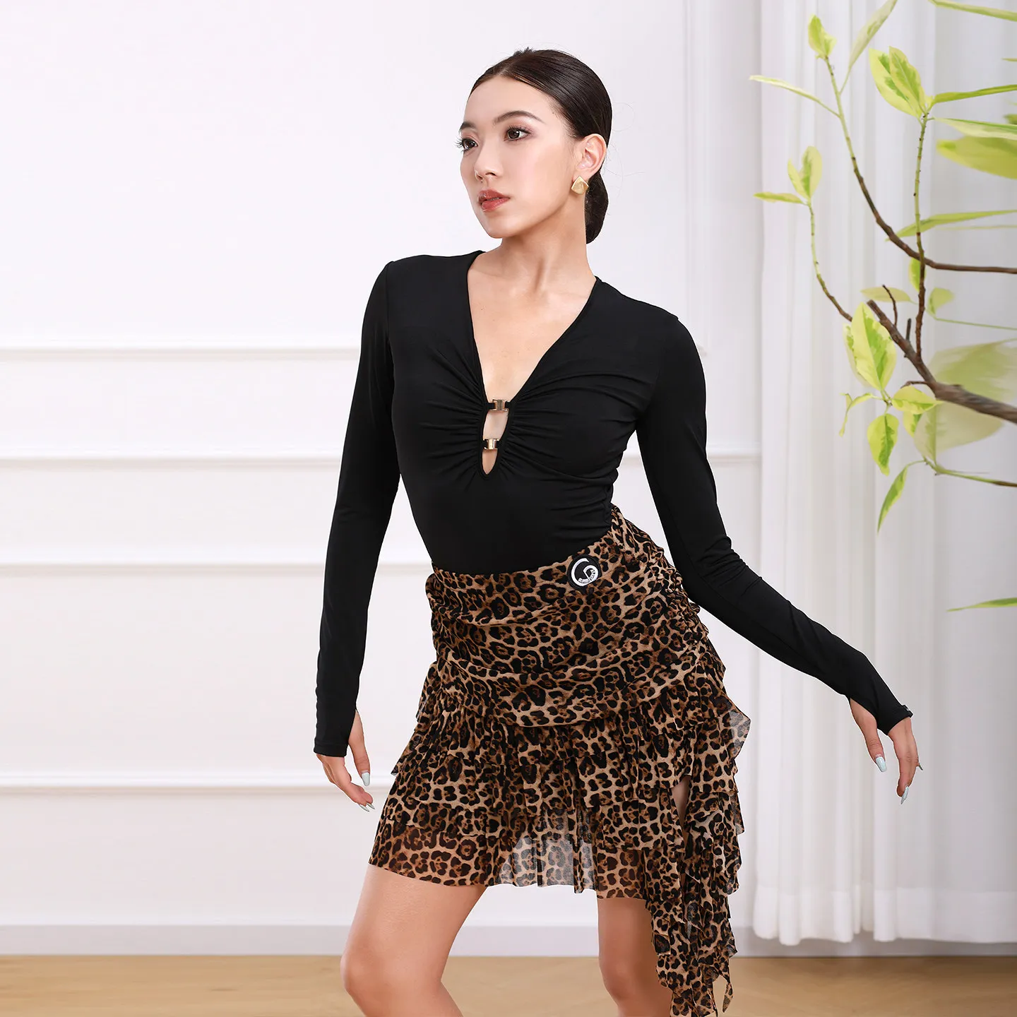 

Костюм для соревнований по латинским танцам для взрослых, новый комплект с V-образным вырезом, длинными рукавами и короткой юбкой с леопардовым принтом, костюмы для выступлений