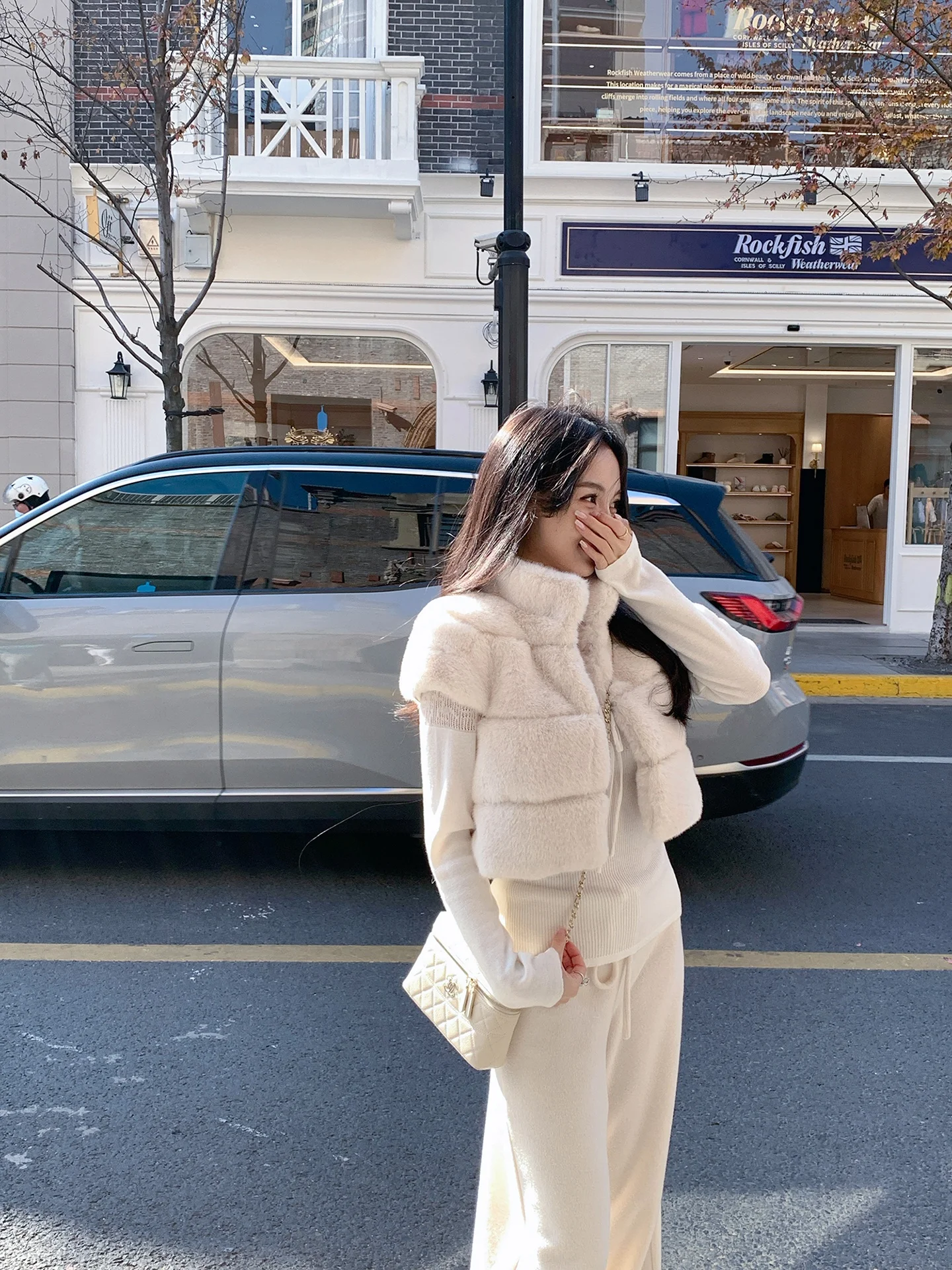 

Экологичная женская куртка из искусственного меха с воротником-стойкой, длинными рукавами, комбинированная с кожаными и меховыми вставками, зимняя новинка, молодежный стиль