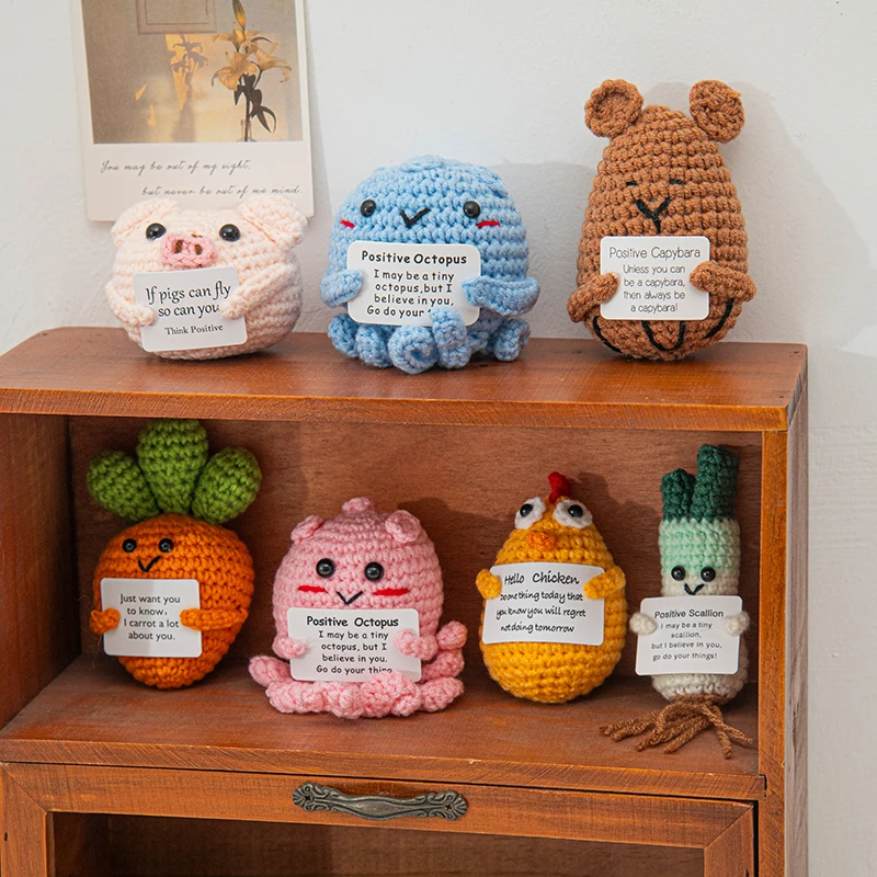 المنسوجة يدويا الحلي الكروشيه مضحك الطاقة الإيجابية الخضار دمية على شكل حيوان مع بطاقة المعانقة المهرجانات الإبداعية الهدايا الحرف اليدوية