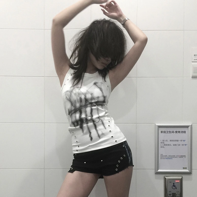 Karrcat グランジ美学タトゥープリントタンクトップ Trashy 2000s スタイルノースリーブトップス日本 Y2k パンクタンクトップアメリカンレトロエモ