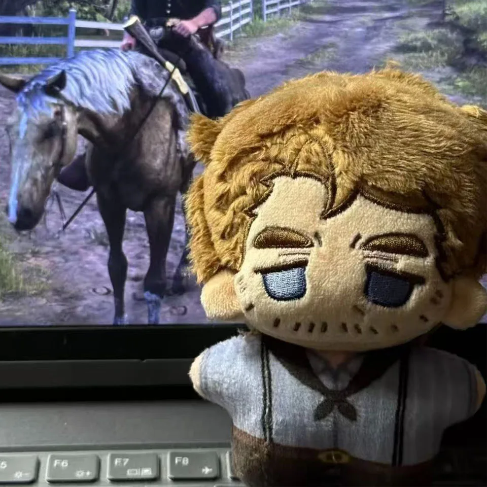 Llavero de peluche de Arthur Morgan del juego Red Dead Redemption 2, muñeco de algodón lindo de dibujos animados, accesorio colgante para mochila