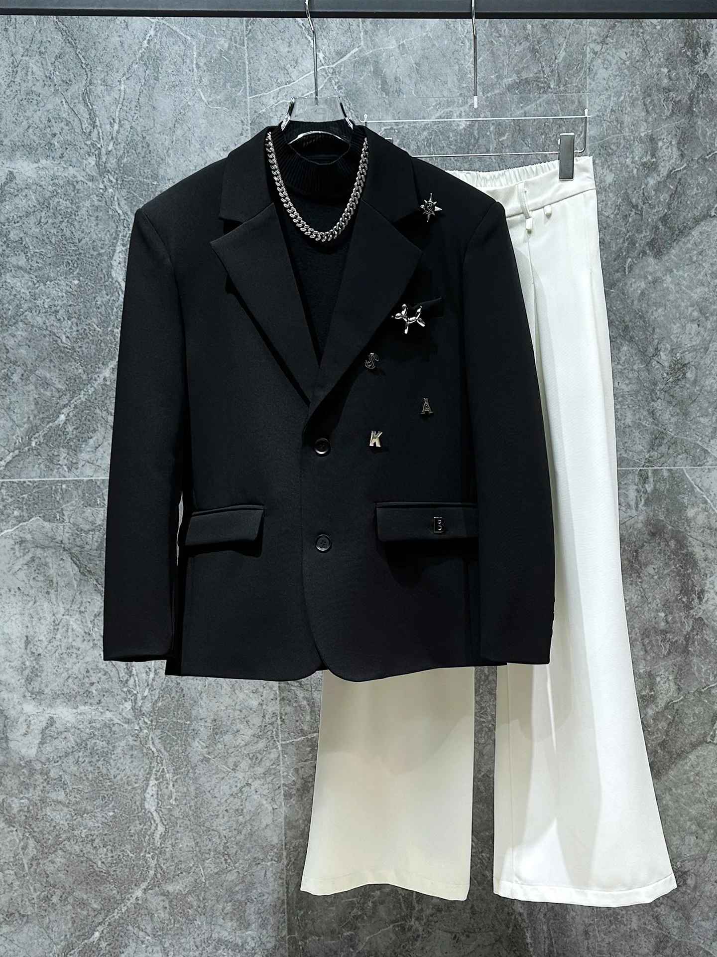 

Модный мужской черный пиджак с металлическим декором, приталенный, для осени, с длинными рукавами, однотонный, стильный молодежный фасон