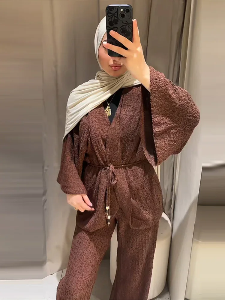 Texturiertes Spitzen-Oberteil mit V-Ausschnitt und Schnürung, Hosenanzüge für Damen, sexy Oberteile mit Fledermausärmeln und geraden Hosen mit hoher Taille, bezaubernde Damen-Outfits – Detail 15