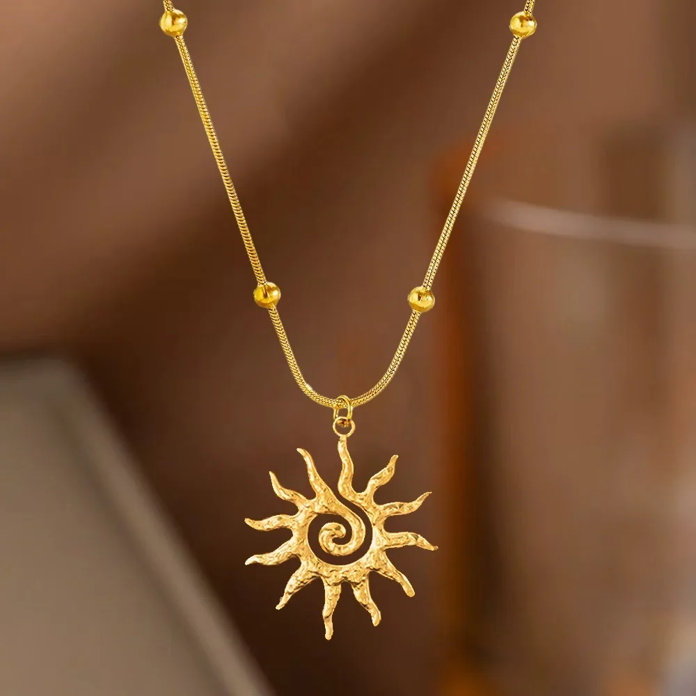 Colgante con diseño de sol, collar de acero de titanio, pendientes, conjunto de joyería de alta gama de lujo ligero para mujer, adecuado para uso diario y en vacaciones, regalos perfectos para el día de San Valentín y accesorios para fiestas, es un regalo exquisito para que las mujeres lo regalen a sus novias.