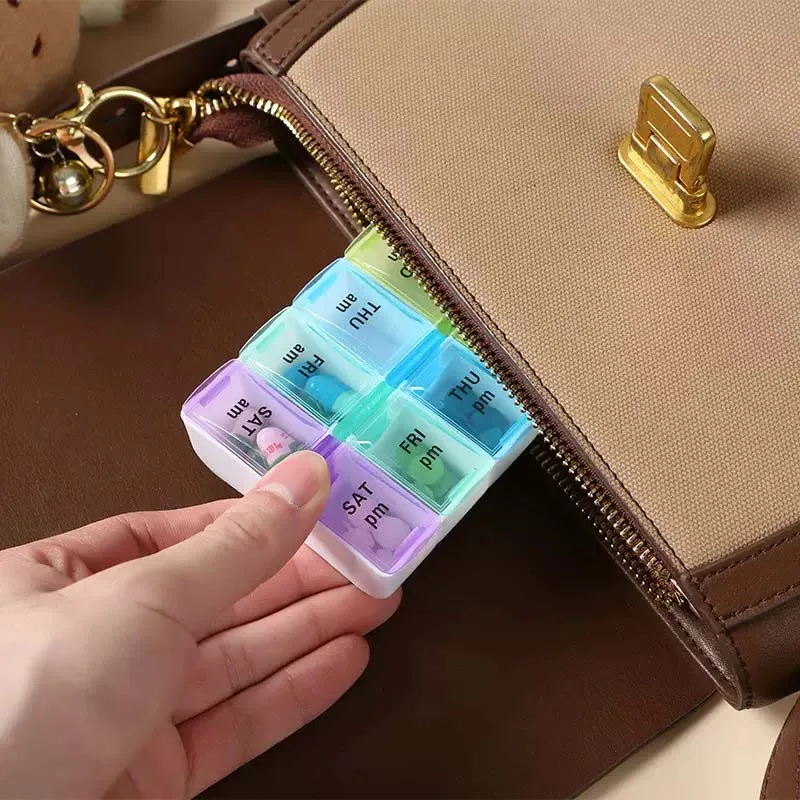 منظم أدوية السفر المحمول، صندوق تخزين مقسم لمدة 7 أيام، حاوية تخزين حبوب منع الحمل مكونة من 14 حجرة، وفيتامينات وزيت السمك