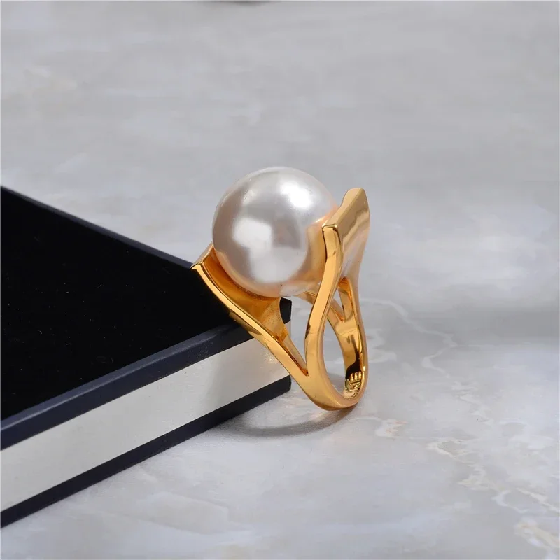 Vintage Baroque Gold Color Metal Hollow Exaggeration Finger Rings Big Pearls Rings for Women Girls Party Gift Fashion Jewelry