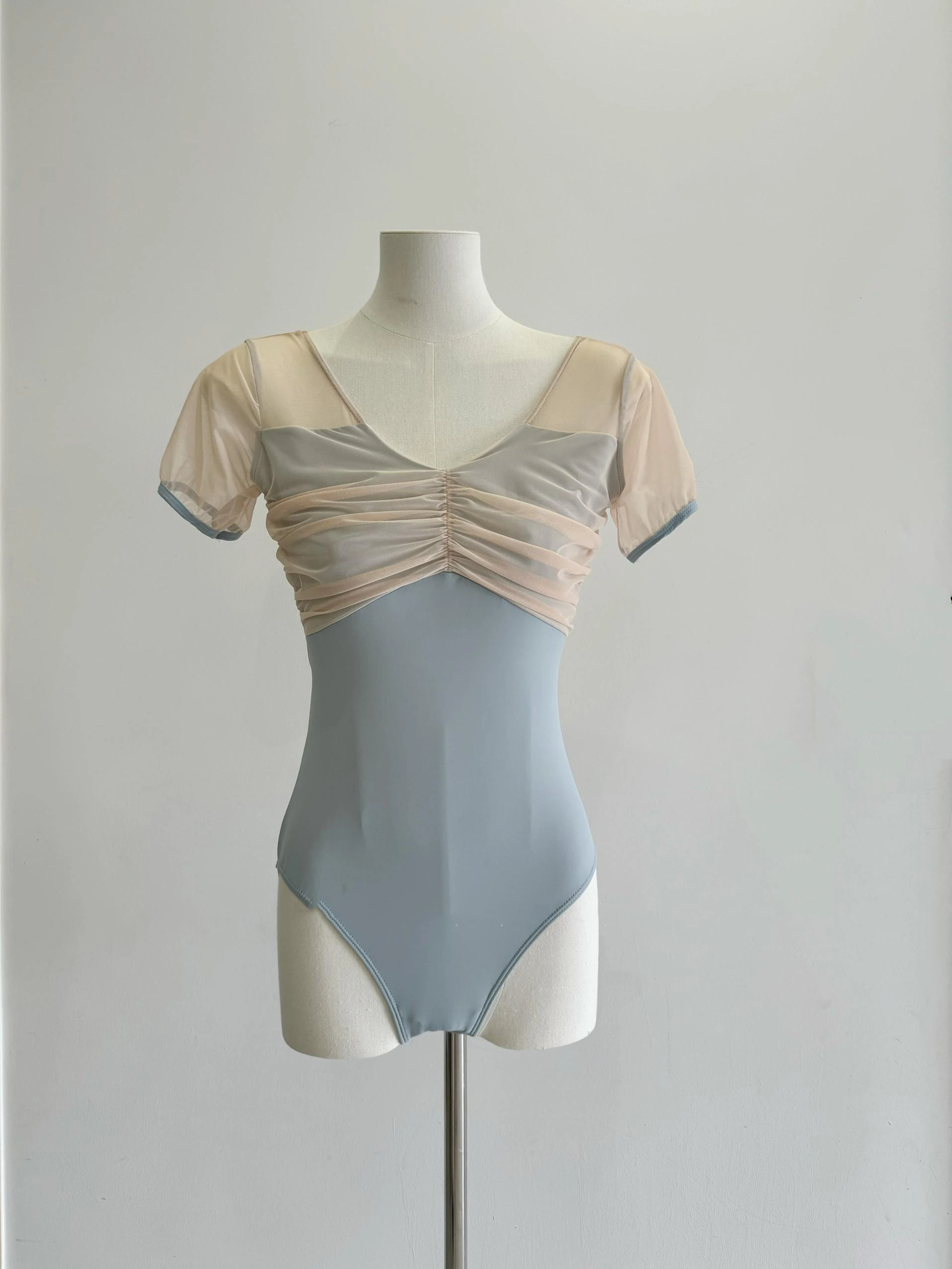 

Женский комбинезон, облегающий сетчатый комбинезон с открытой спиной и v-образным вырезом, одежда для йоги с короткими рукавами, удобная дышащая эластичная танцевальная одежда, новинка