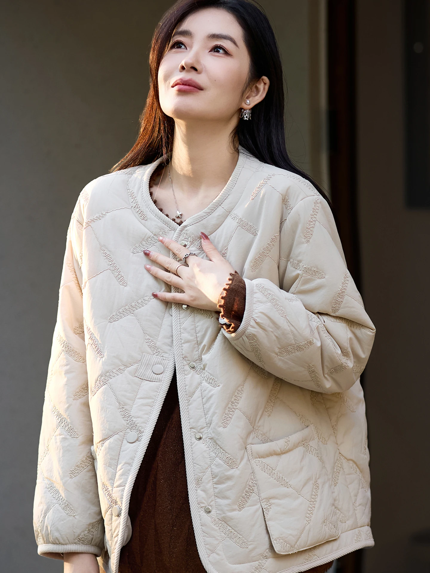 

Новая женская зимняя теплая верхняя одежда из хлопка с вышивкой, свободного кроя, больших размеров, в европейском стиле, хлопковое пальто