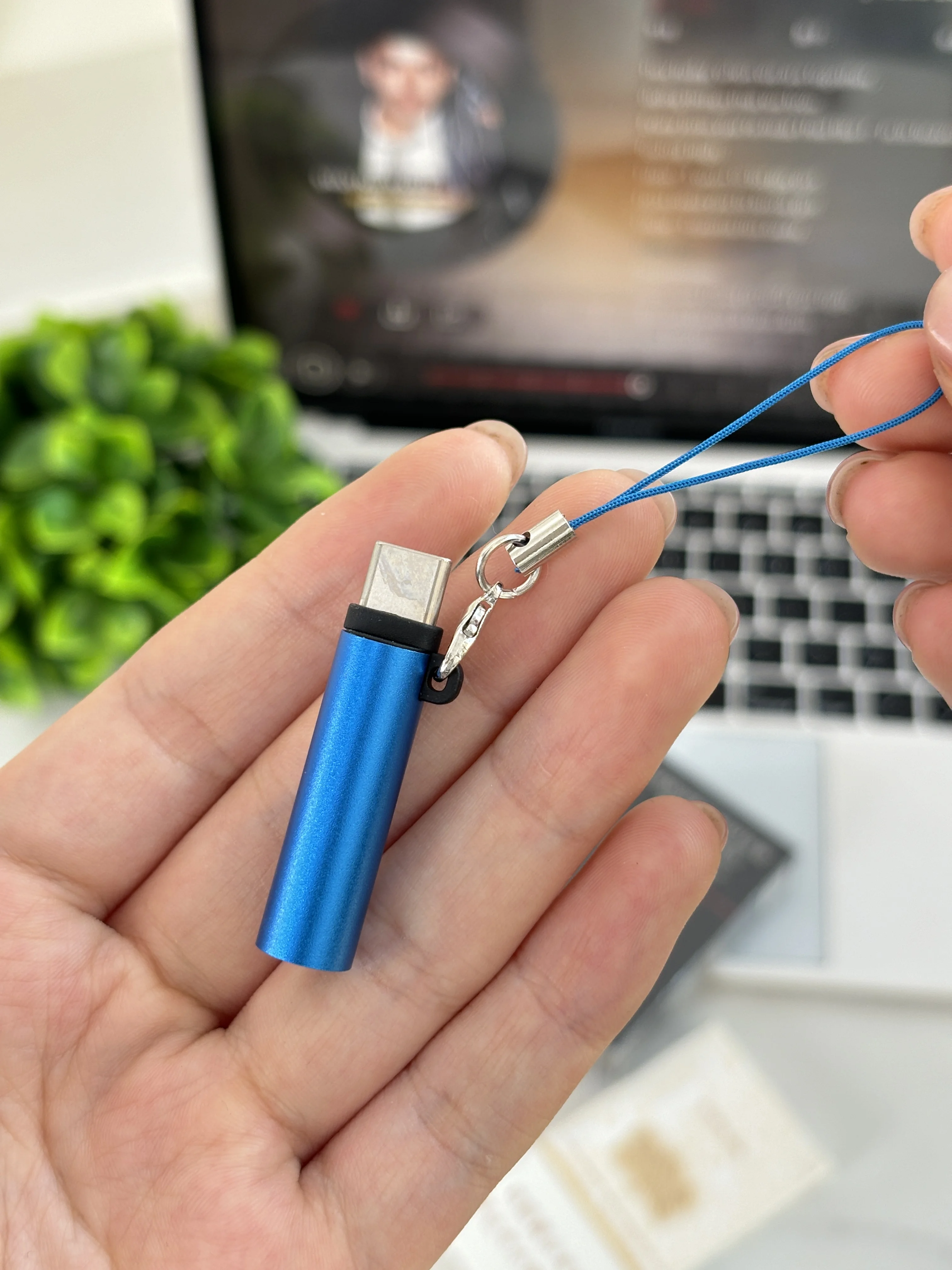 ولاعة سجائر صغيرة من النوع C ولاعة سجائر صامتة لاسلكية يمكن حملها على الطائرات بدون بطاريات ولاعة سيجار