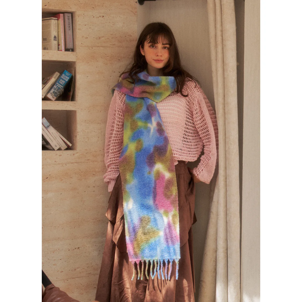 

Новинка 2025, нишевый высококачественный камуфляжный женский шерстяной шарф с распылением, обязательный для зимы, толстая внешняя шаль, благоприятный для кожи шарф