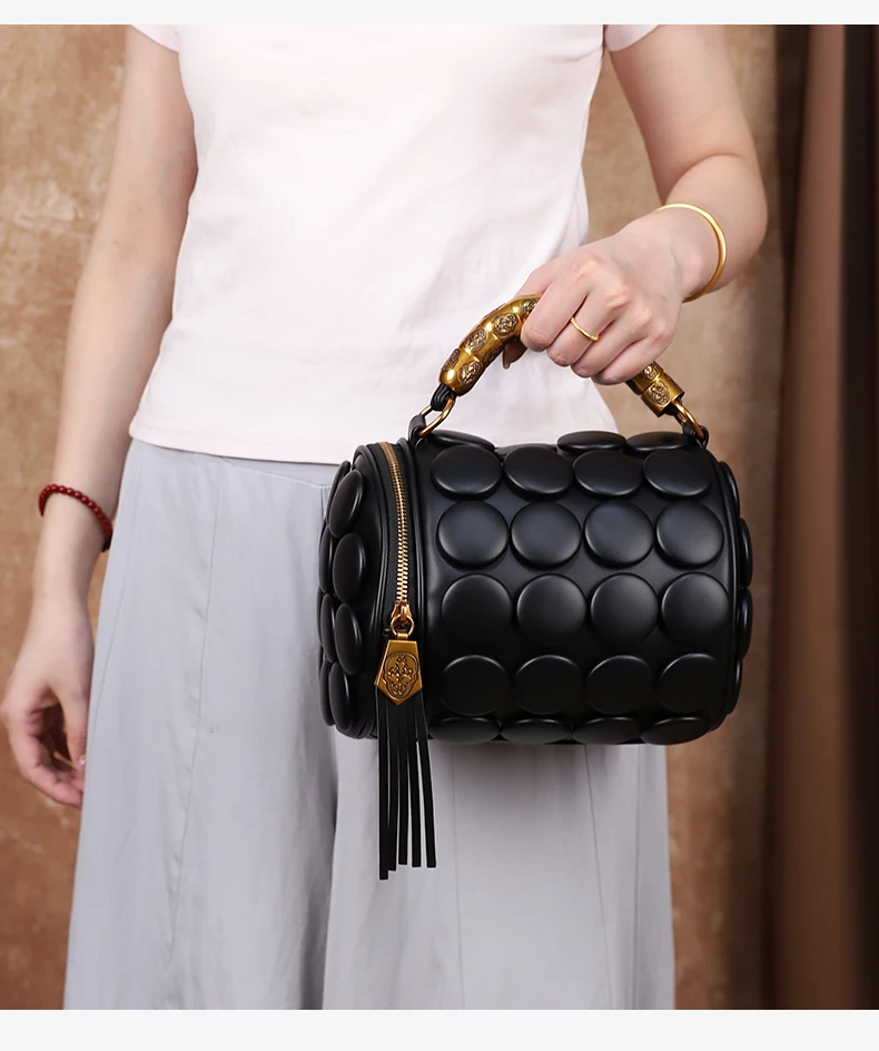 2026 Neues Design Damen Retro-Knopf-Lederhandtaschen Luxuriöse High-End Runde Röhrenförmige Bucket Bag Neue Mode Schulter-Umhängetasche – Detail 7