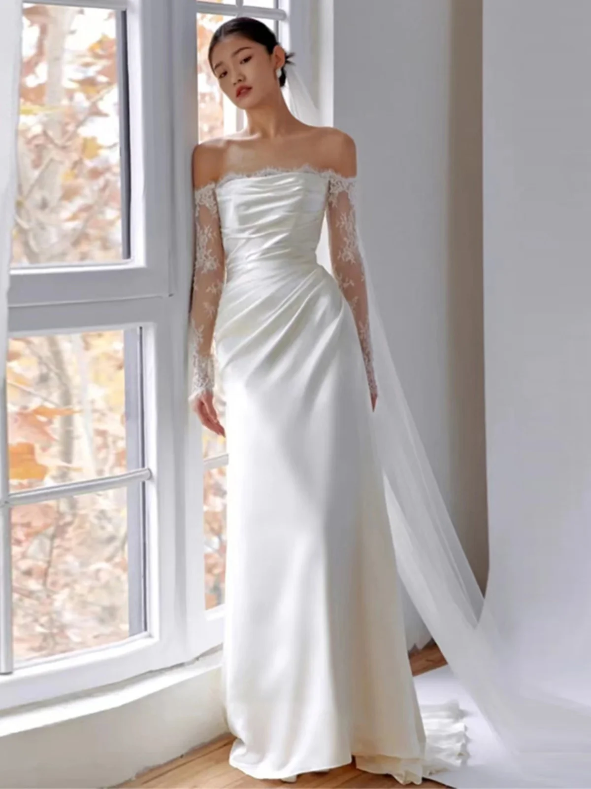 Vestido de Noiva de Renda de Seda Satin com Manga Longa e Um Ombro, Branco, Estilo Super Fada para Casamento