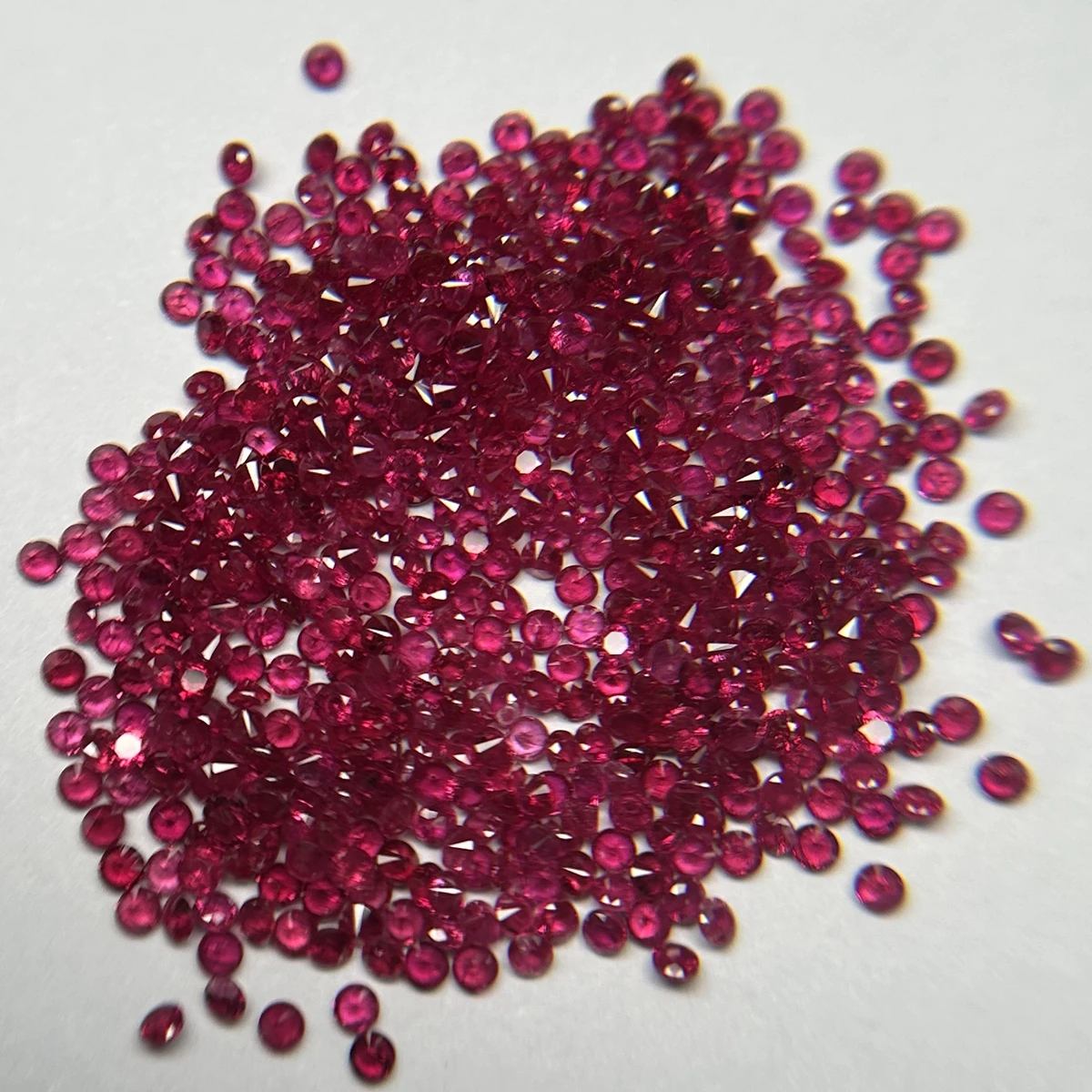Mosangna جودة رائعة قطع مستديرة 0.8-3 مللي متر 100% طبيعي أحمر روبي أزرق ياقوت بيرس لكل قيراط
