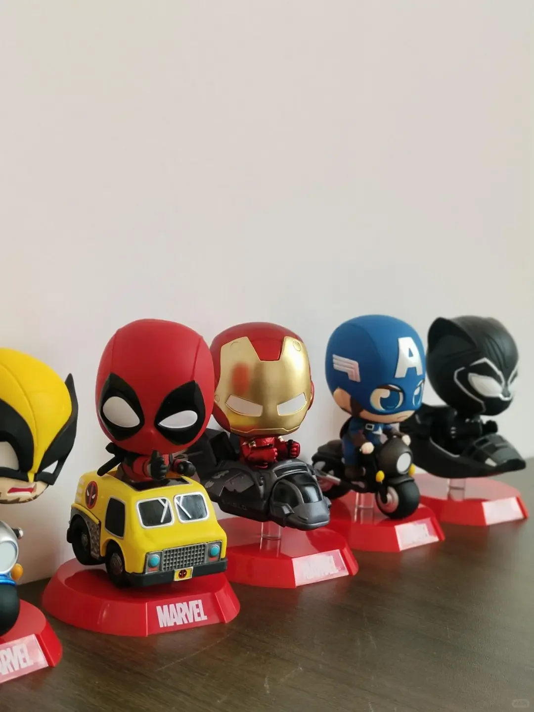 

Коллекционная фигурка-башкотряс Iron Man от Marvel Comics в мини-машинке, в слепой коробке, подарок для фанатов супергероев