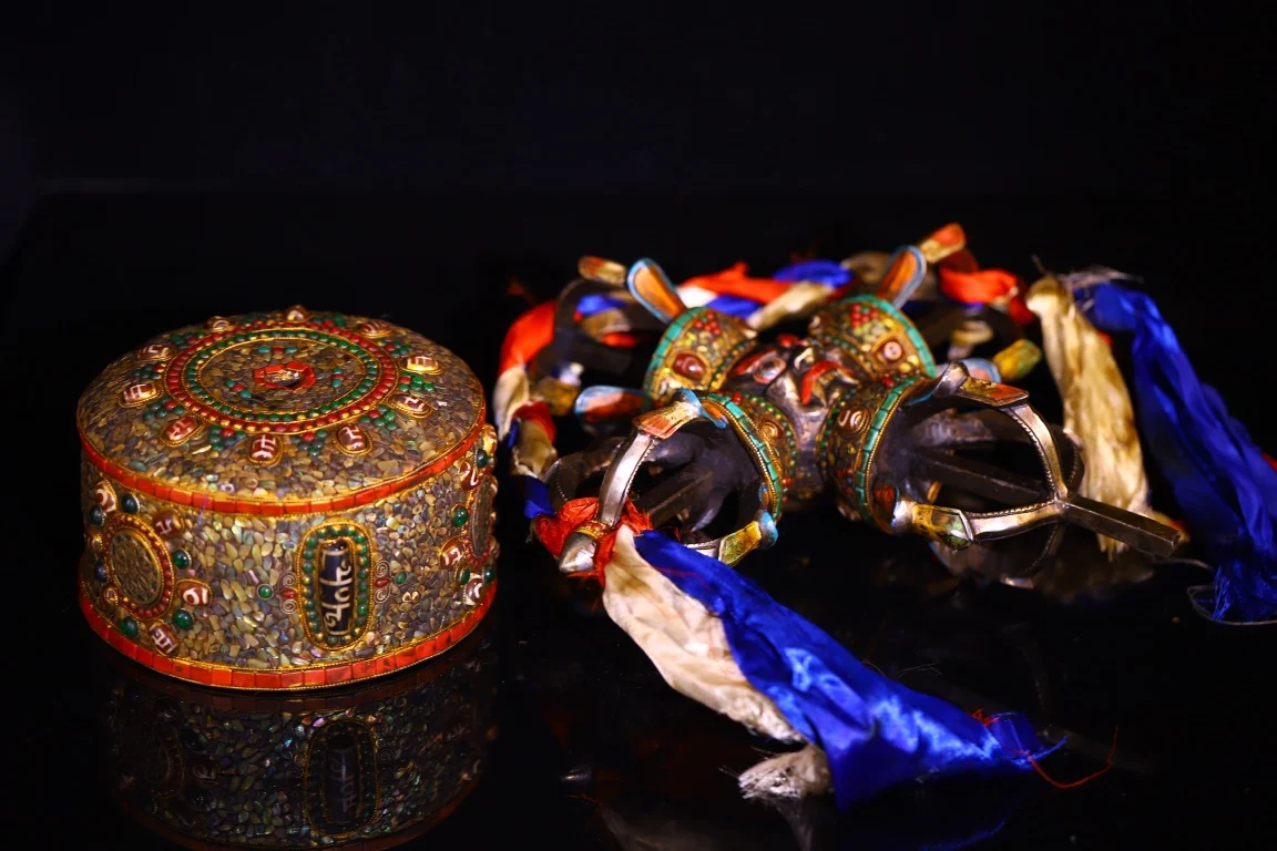 

16"Old China Collections Old Tiantie Cinnabar Mosaic Gem gZi Beads Yamantaka Buddha Cross Vajra Phurpa Base Worship Hall