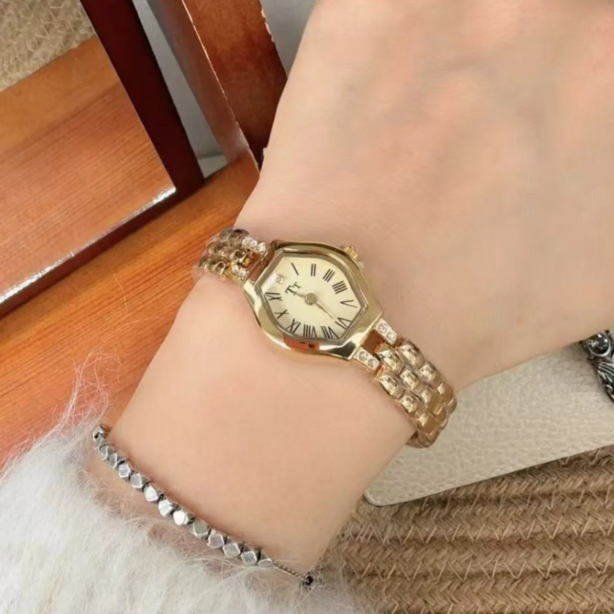 2026 New Small Dial Chain Strap Fashion Watch Waterproof Bracelet Style Stainless Steel Retro Exquisite Quartz Watch Women Gift