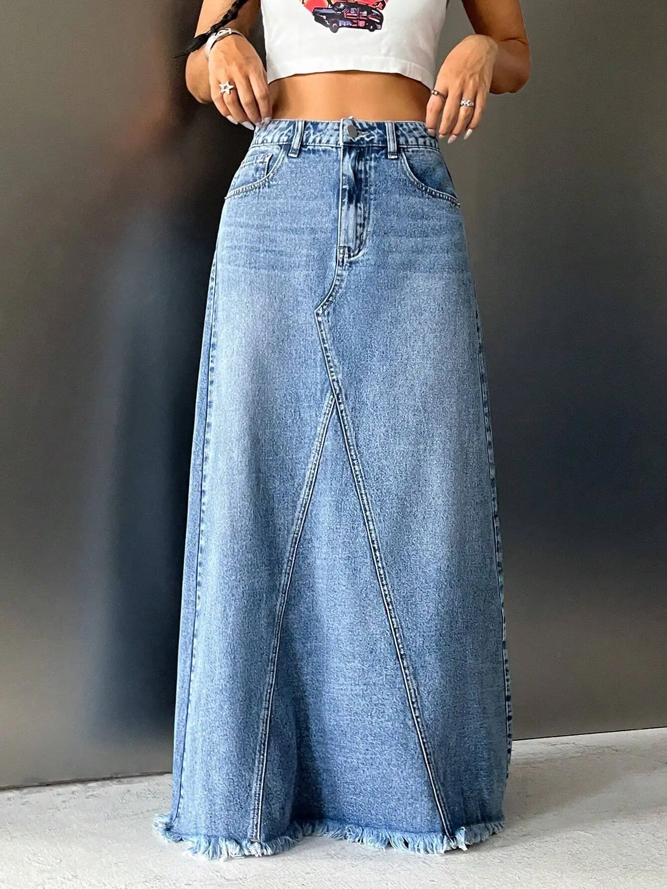 تنورة جينز نسائية طويلة جداً بخصر مرتفع وقصة فضفاضة مع حافة مهترئة