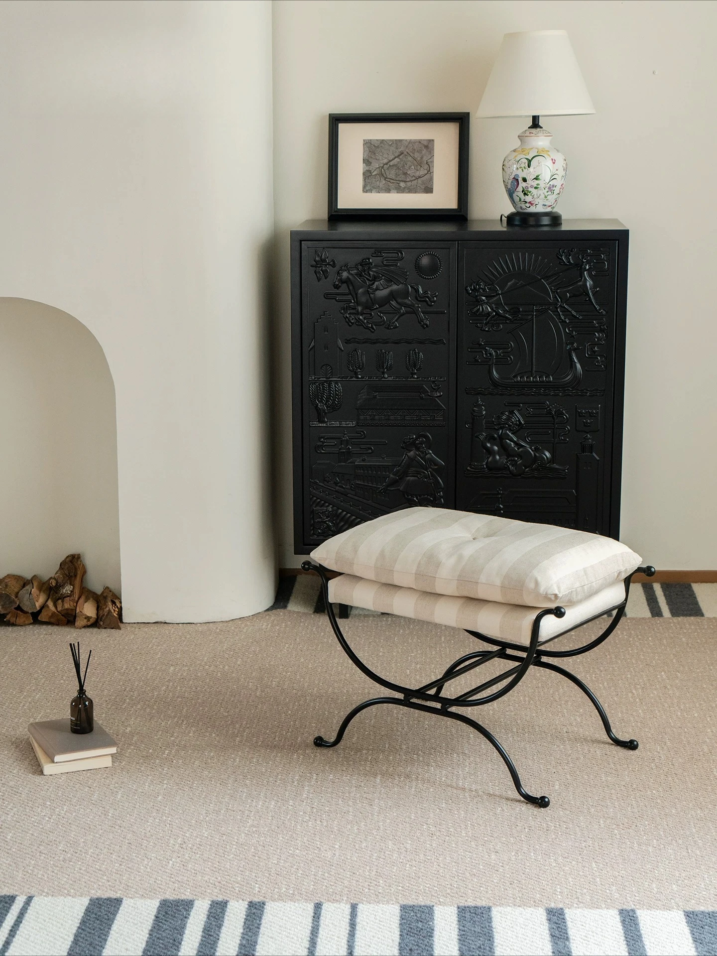 Shoe Changing Stool with White Cushion and Metal Legs, Makeup Stool for Living Room Bedroom Homestay Model Room