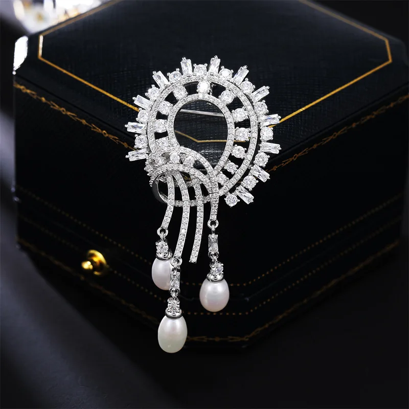 Retro court-style badges, brooches, dynamic three-dimensional corsages, and fashionable suit accessories