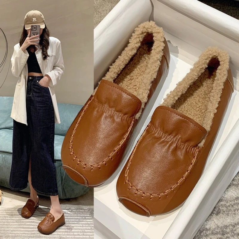Okrągłe palce damskie Casual Female Sneakers White Leather Shoes Slip-on Loafers Fur Soft Moccasin Slip on New Winter Leisure Basic
