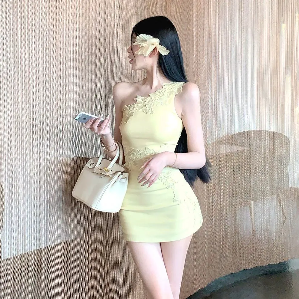 2025 nova elegância mini vestidos de luxo pesado amarelo bordado assimétrico ombro vestido verão elegante envoltório bodycon saias