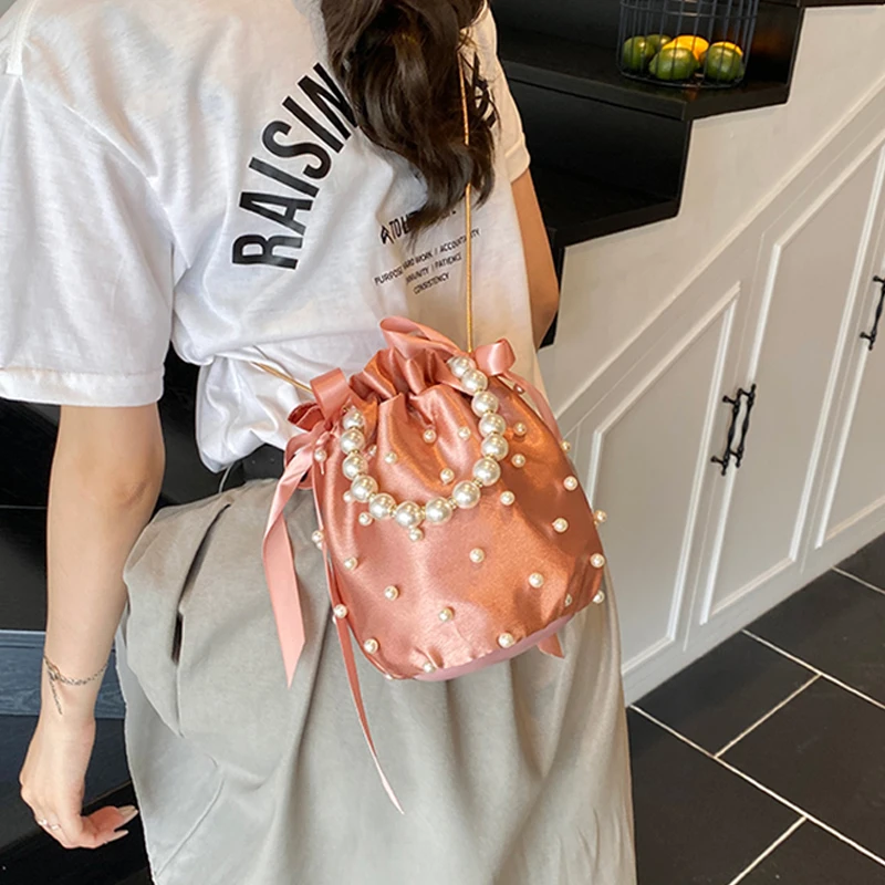 

Luxury Pleated Silk Pearl Banquet Bag Women Pearl Chain Drawstring One Shoulder Crossbody Bucket Bags Wedding Party Mini Handbag