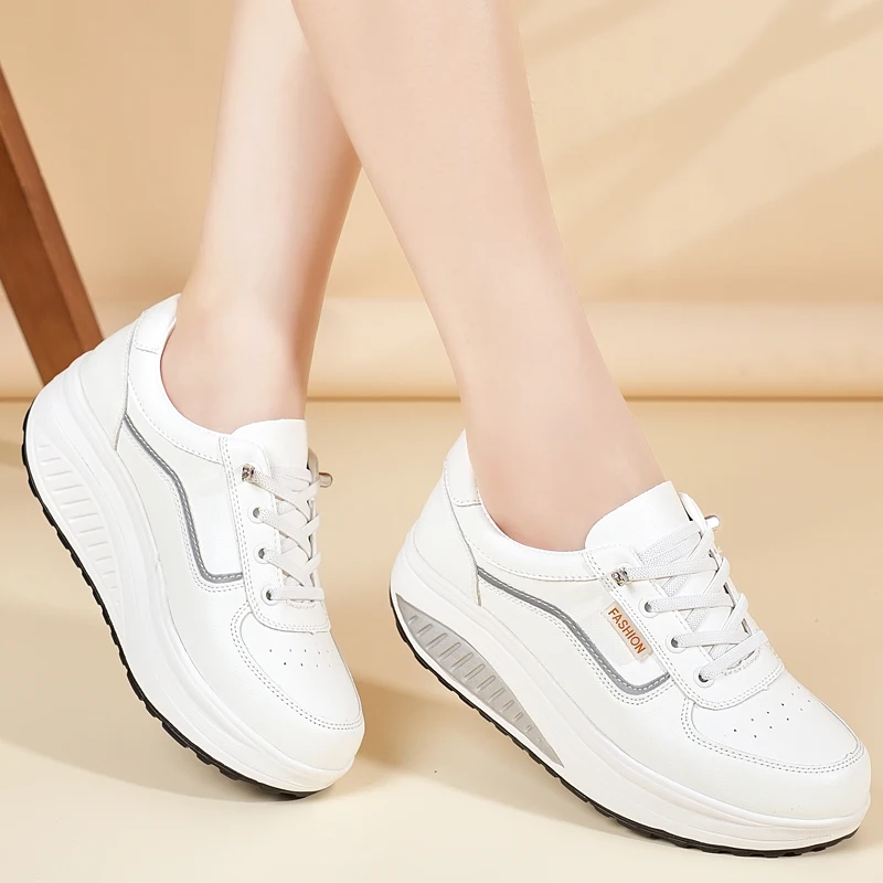 

Женские туфли на танкетке больших размеров, повседневные спортивные туфли на толстой подошве для женщин, с верхом из светоотражающей кожи, женские прогулочные туфли