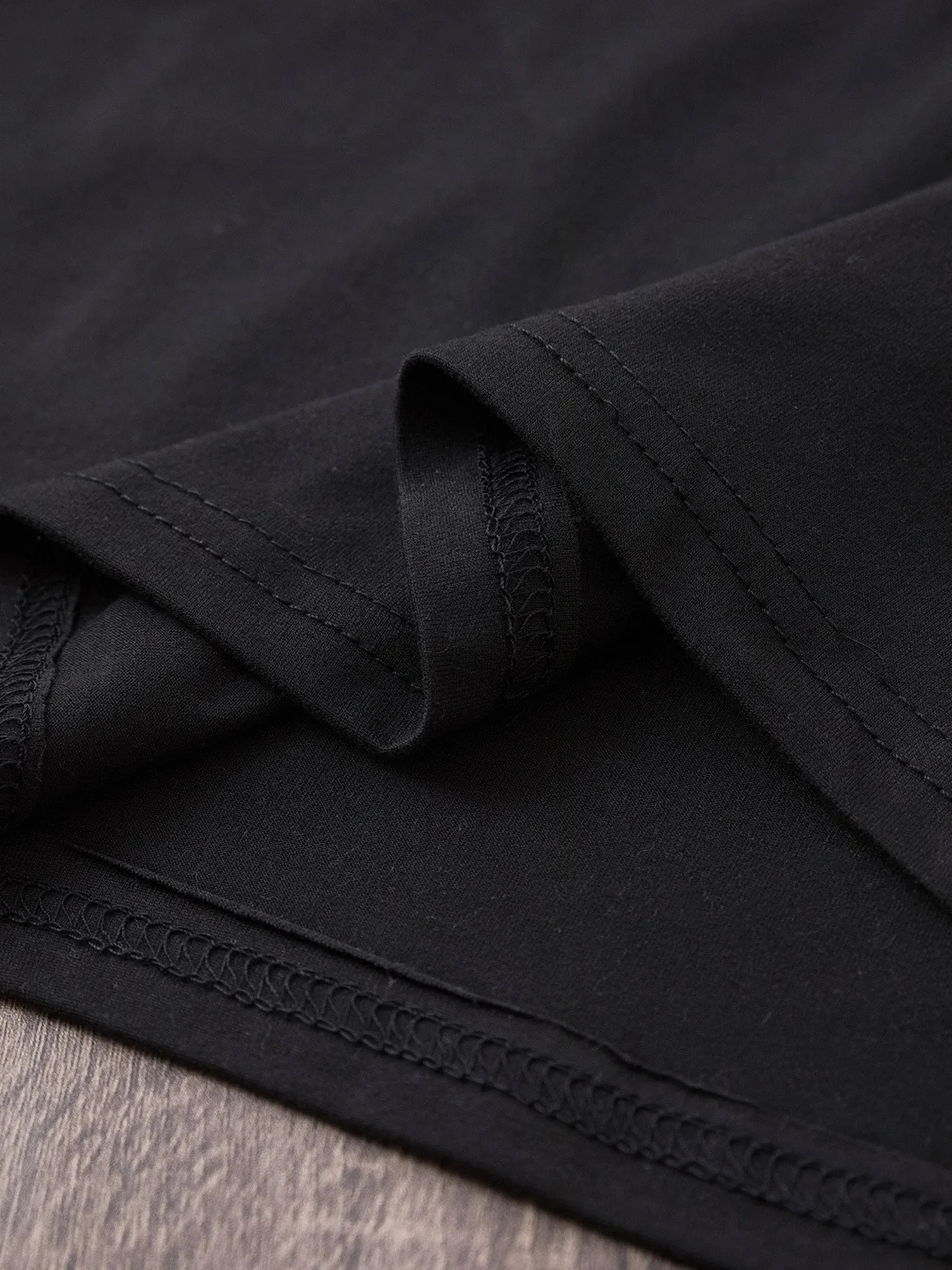 T-shirt grafica casual "Cherries" da donna - T-shirt girocollo nera a maniche corte con ciliegie rosse e design con stampa leopardata