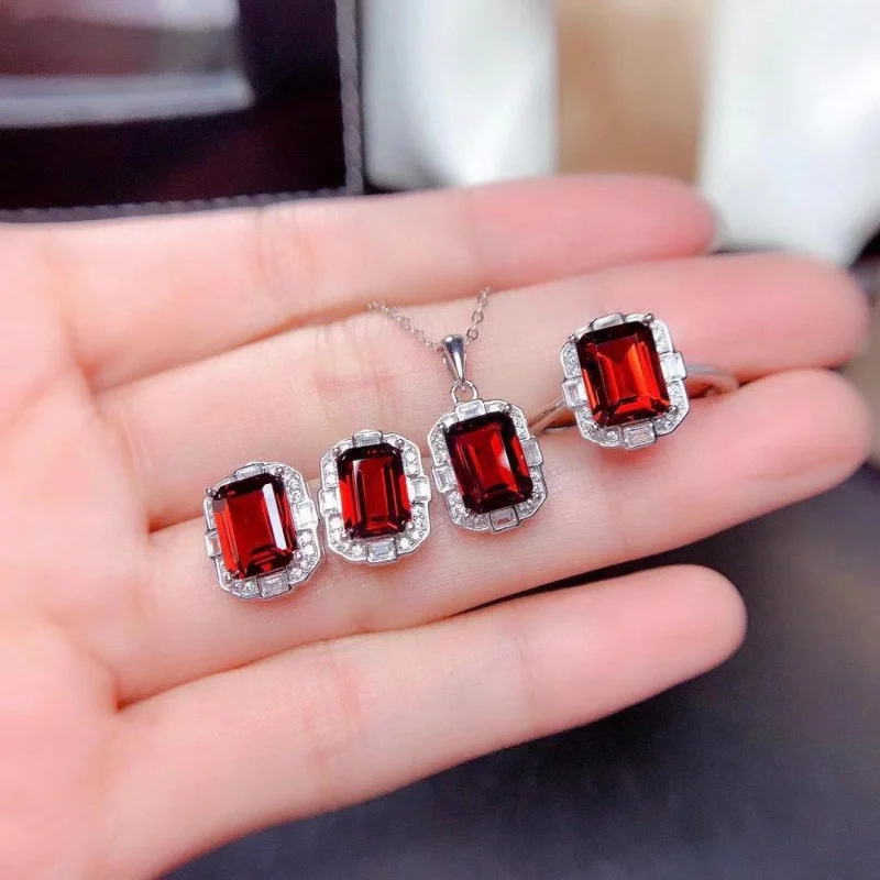 

Natural Garnet Set And Luxurious Style 925 Silver Inlaid Women'S Jewelry