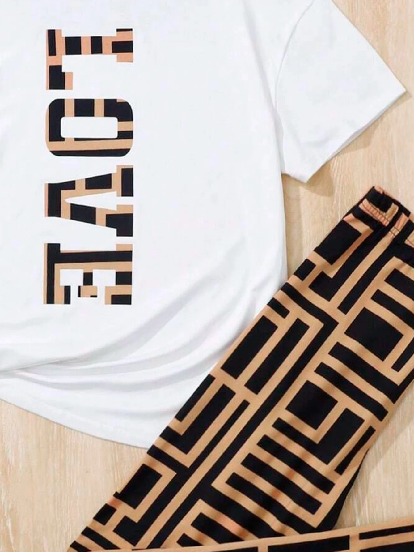 Zweiteiliges LOVE-Print-Outfit für Mädchen, übergroßes T-Shirt und Leggings mit geometrischem Muster, lässiges Streetwear-Set für Kinder – Detail 4