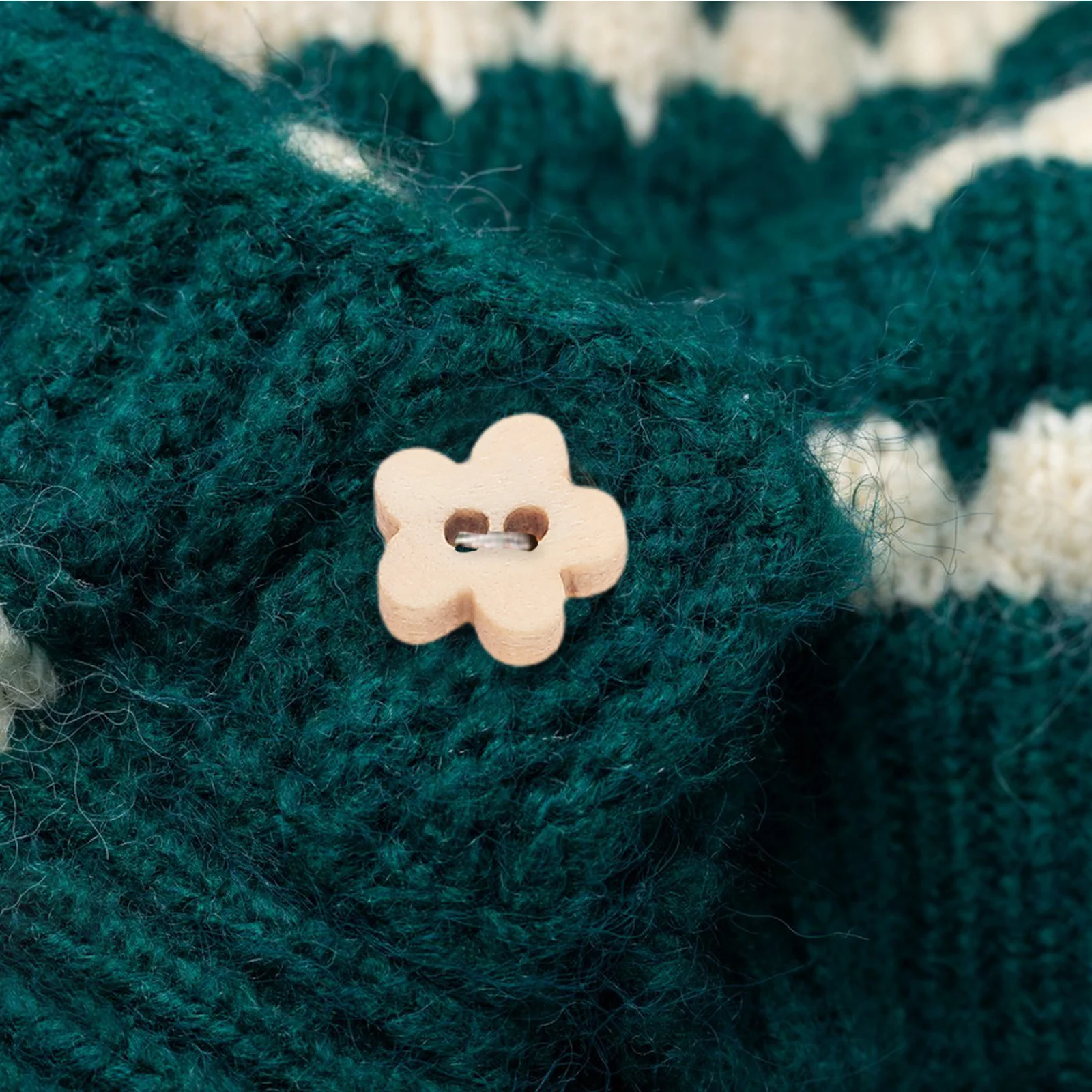 

200pcs Wooden Flower 2 Holes Natural Craft Buttons For Sewing Diy Clothing Accessories Scrapbooking Decorative Buttons Floral