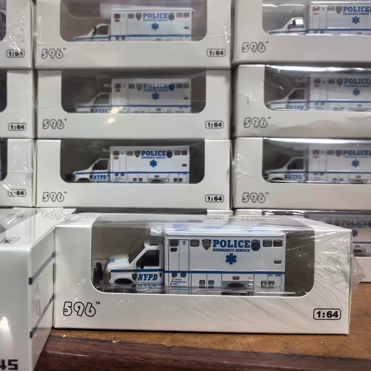 596 1:64 Ford NYPD ambulance model simulation 2013 Explorer car model collection display piece