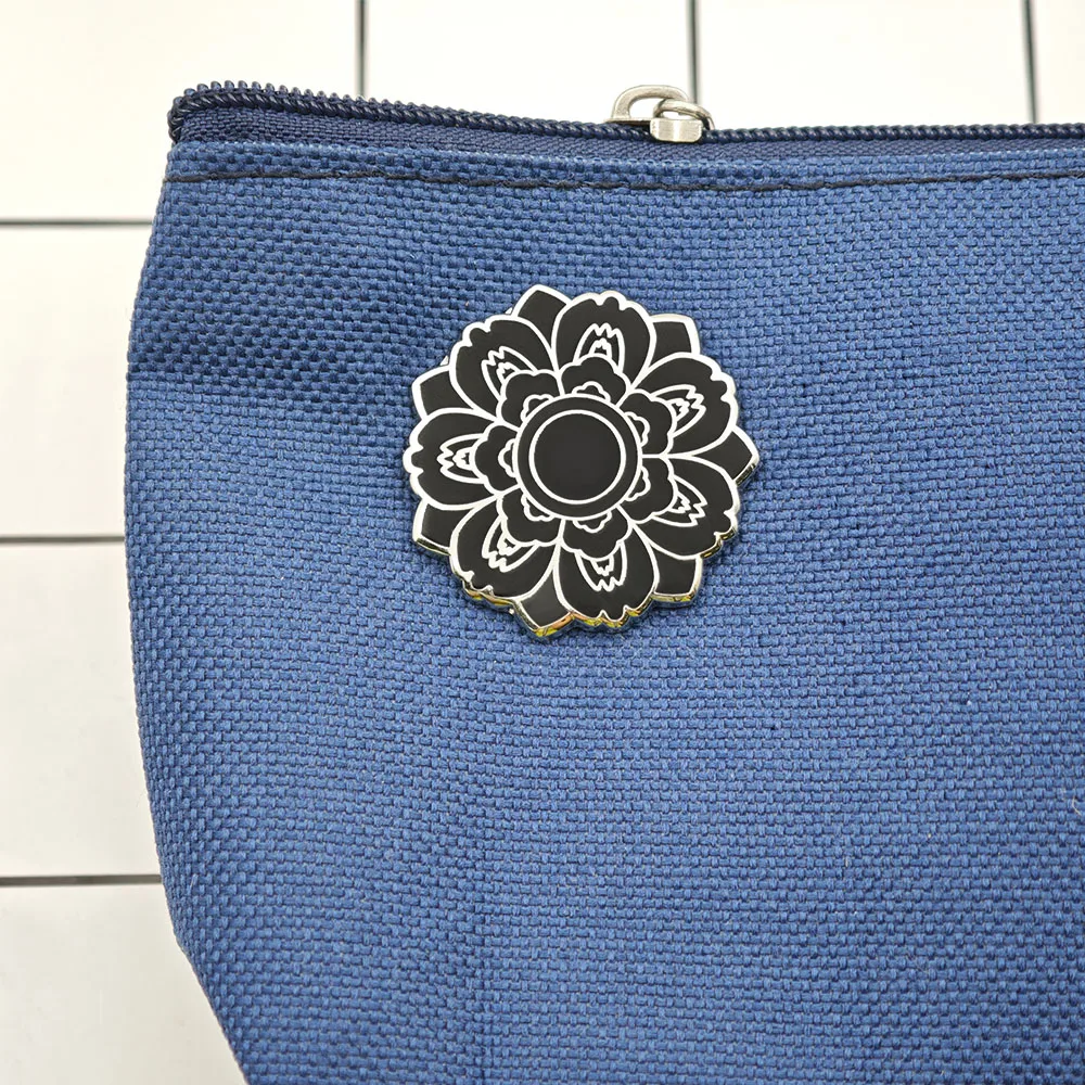 Gotische Schwarze Lotus-Emaille-Pin, Mandala-Blumen-Broschen, Geometrische Florale Anstecknadeln, Hexenästhetik-Schmuck, Geschenk für Rucksäcke – Detail 5