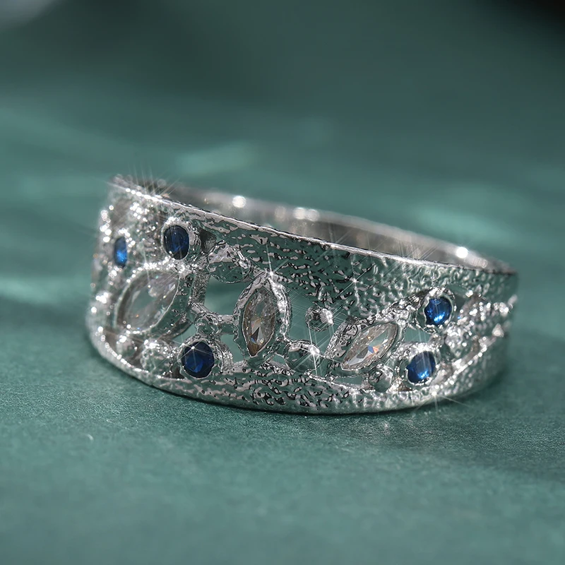 Schillernder silberfarbener, mit blau-weißen CZ-Steinen besetzter Damenring, geometrisch, hohl, für den täglichen Gebrauch, Partyschmuck – Detail 2
