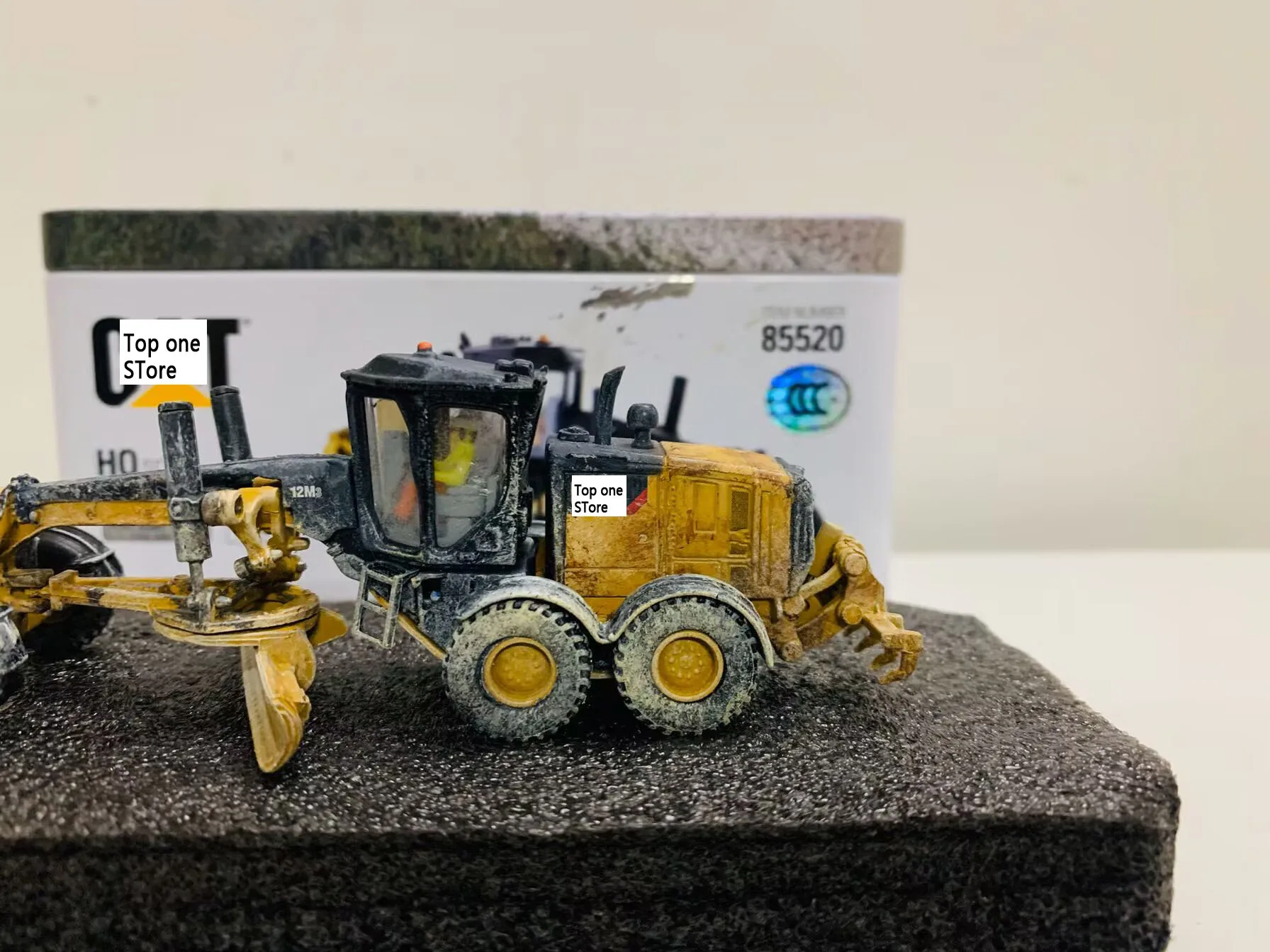 12M3 Motor Grader 1/87 Ho Scale Metal Model Muddy Edition von DieCast Masters 85520, neue Originalverpackung