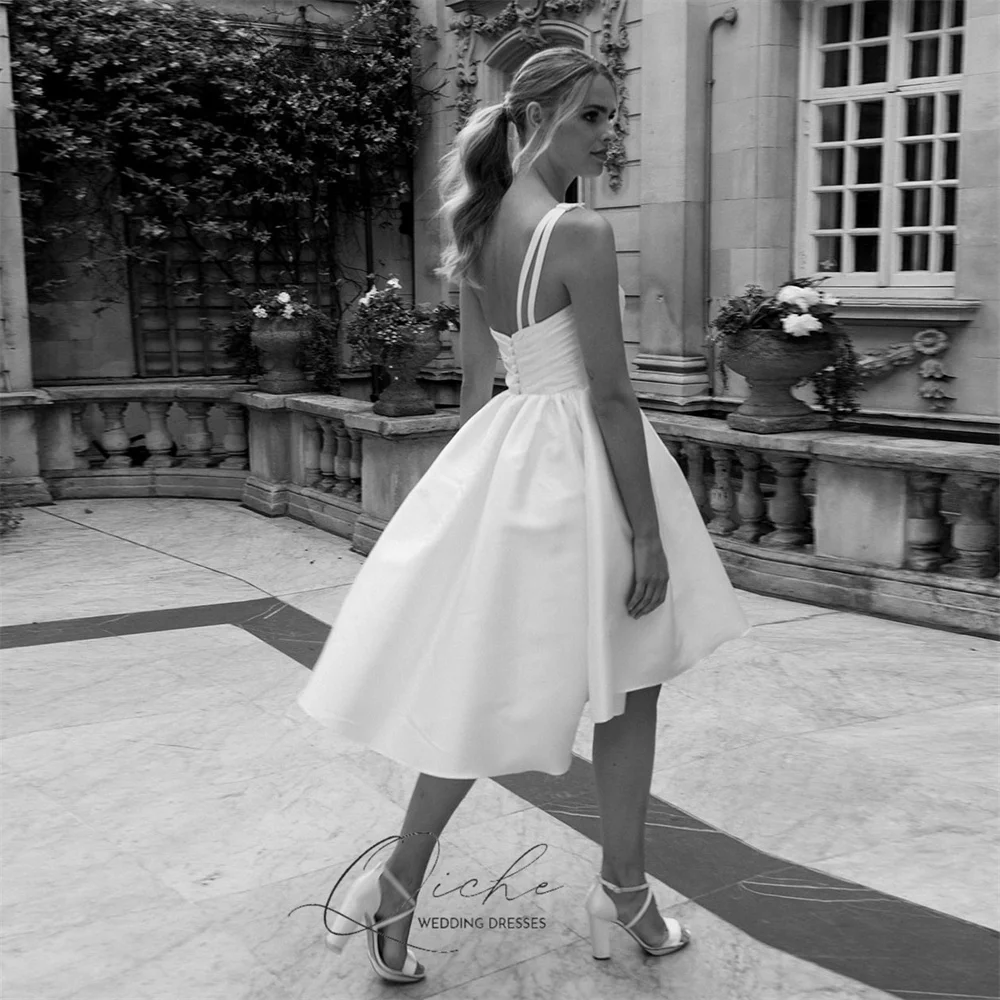 ชุดแต่งงานทรงเอไลน์สั้นแบบไฮโลว์ ผ้าซาตินทันสมัย แบรนด์ QICHE แบบไหล่เดียว จับจีบ แขนกุด เปิดหลัง  สามารถสั่งตัดได้