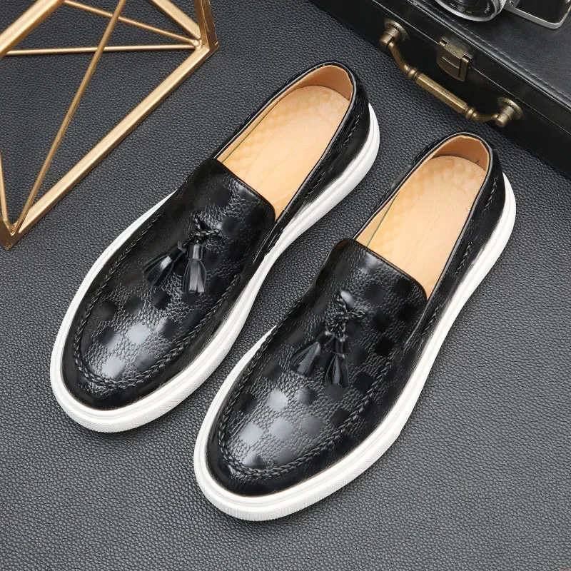 

British Style New Shoes for Men Leather Casual Shoes Tassels Flat Skateboard Shoes Checked Print Slip-on Loafers 38-46