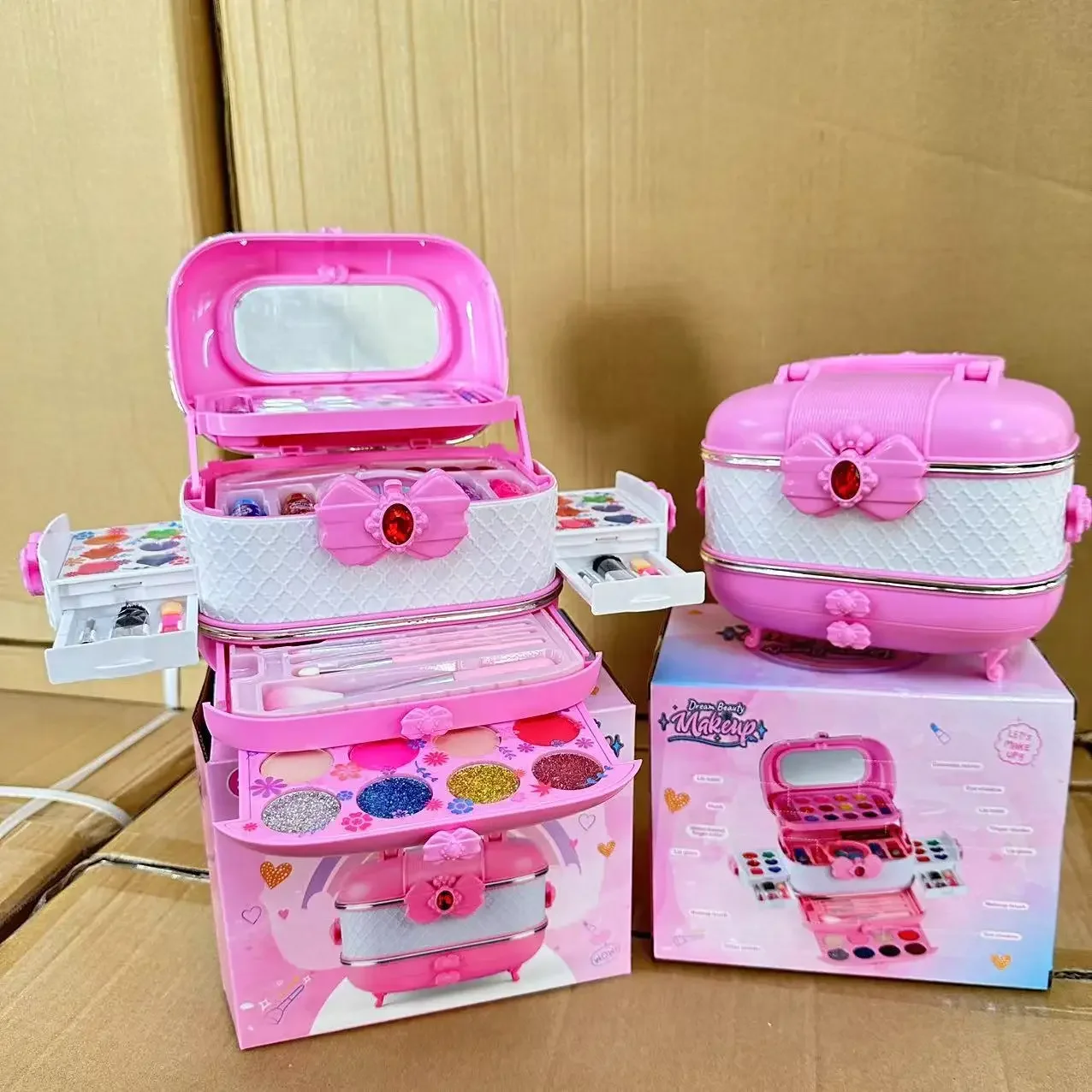 

Girl's pretend play toy makeup suitcase